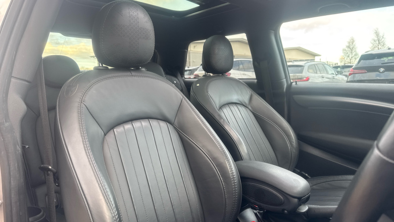 MINI Hatchback 1.5 Cooper Exclusive 3dr Auto Petrol Hatchback